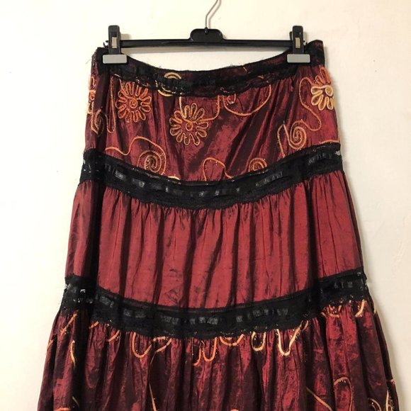 Red tiered skirt with lace and embroidery detailing - Picture 2 of 4